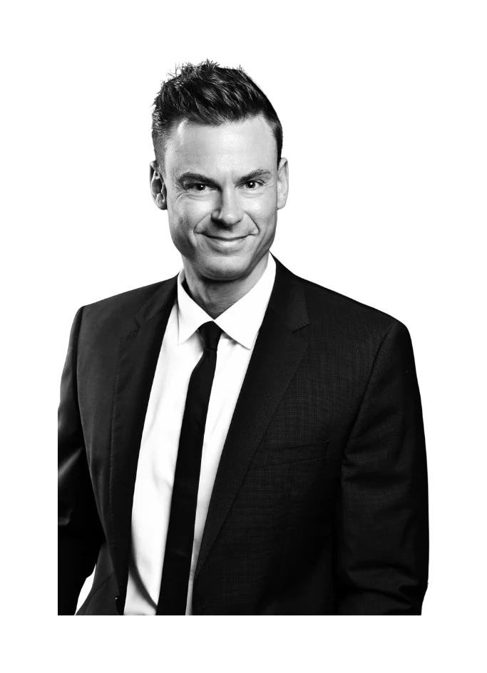 Alexander Rommelmann im Schwarz-Weiß-Porträt, Immobilienkaufmann und Sachverständiger für Immobilienbewertung