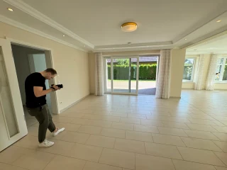 René Röbke prüft seine Kamera bei einem Fototermin