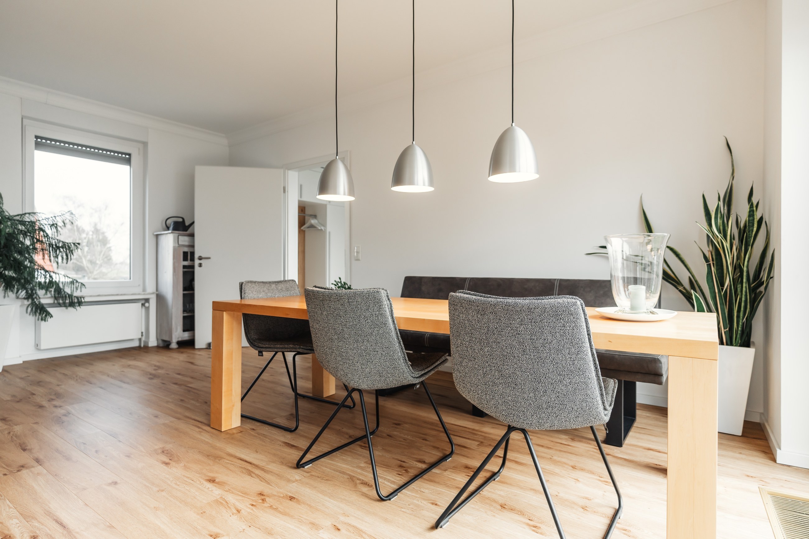 Essbereich mit Pendelleuchten und Blick in den Wohnraum